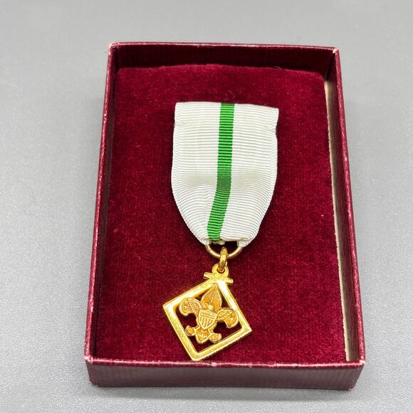 Vintage Boy Scouts of America Distinguished Service Award Medal 10K GF with Box - Picture 6 of 6